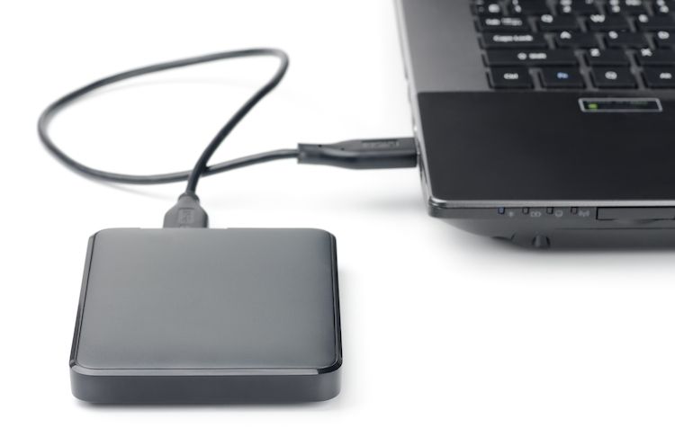 Disco duro externo conectado a una laptop